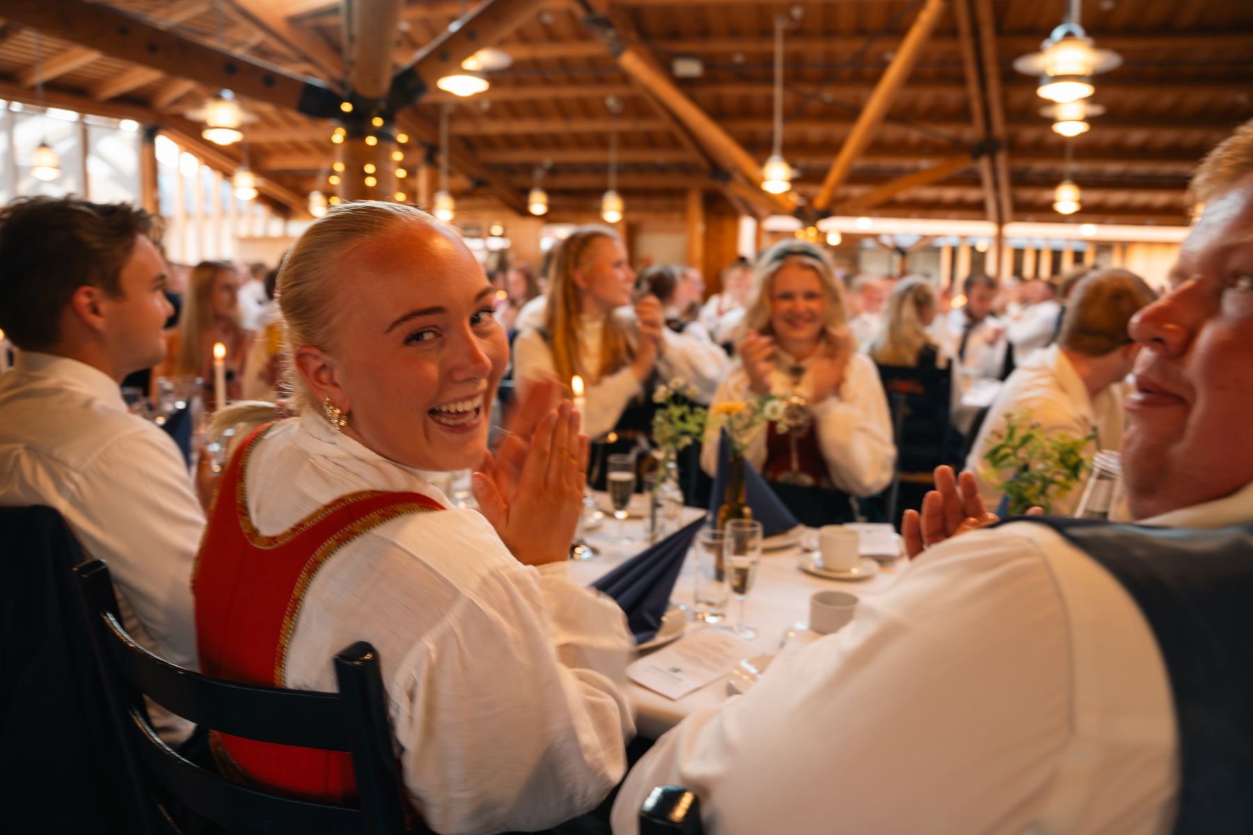 Medlemmer samlet til festmiddag